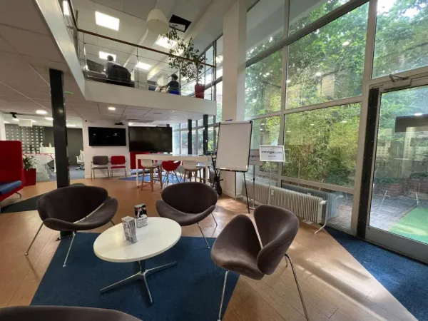 Bureaux à louer ou à vendre à Puteaux lumineux proche transports et La Défense