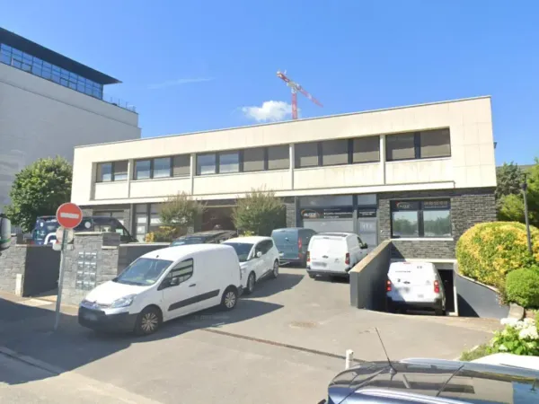 Locaux mixtes à louer à Nanterre avec monte charges proche RER et autoroutes