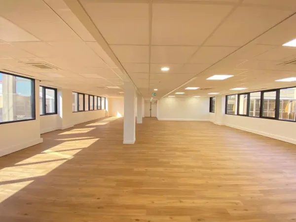 Bureaux à louer de 1 172 m² divisibles en 4 lots, en centre ville de Boulogne Billancourt. Accès PMR