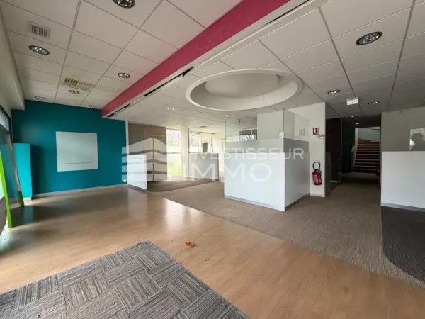 Local commercial de 380m² à louer à Torcy immédiatement disponible