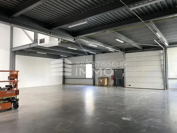 Local d'activités de 520m² - Villeneuve la Garenne
