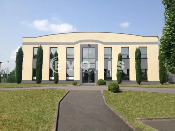 À LOUER - BÂTIMENT MIXTE AVEC VISIBILITÉ AXE PASSANT À ARNAS