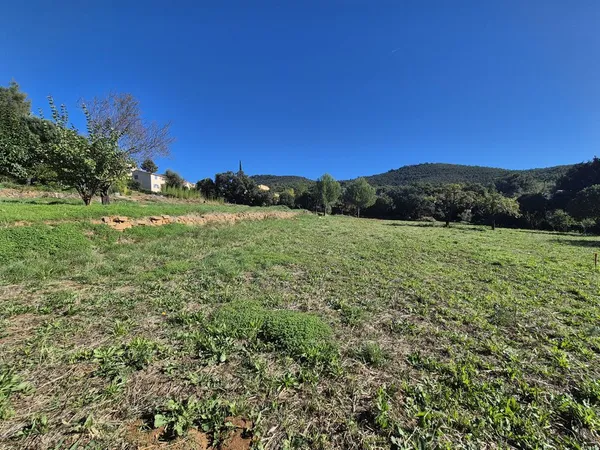 Terrain 705 m² 