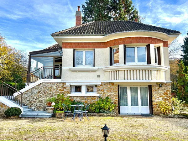 Maison pleine de charme. Emplacement idéal. Grand garage 100 m² 