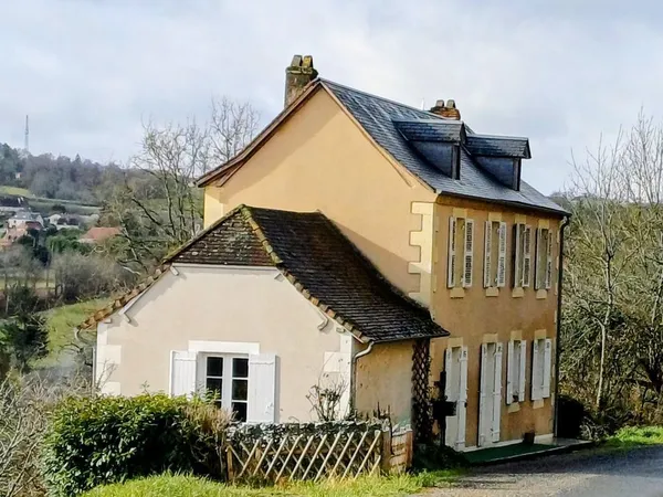 Maison de famille spacieuse à Hautefort 24390 