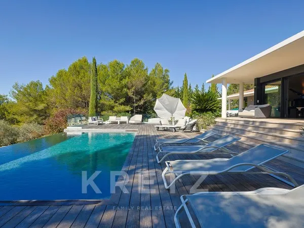 Villa d'architecte d'exception dans un cadre enchanteur
