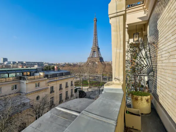Appartement d'exception en étage élévé avec balcons, vue Tour Eiffel 