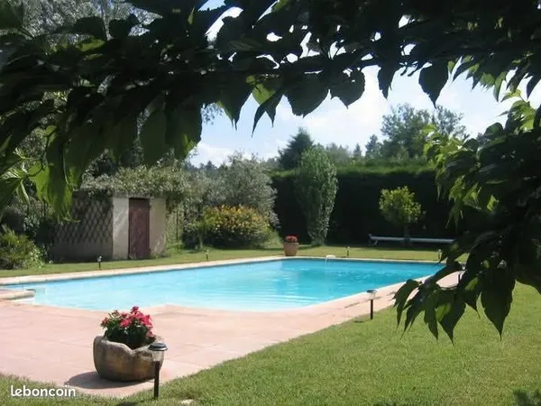 Villa avec garage et piscine 