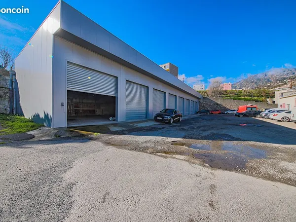 Local 230 m² BASTIA 