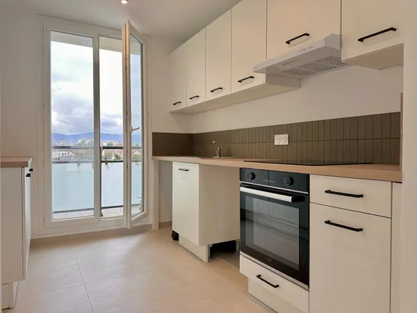 VILLEFRANCHE-SUR-SAONE - Appartement 3 pièces - 2 chambres - 2 balcons - Cave - Garage - Parking 
