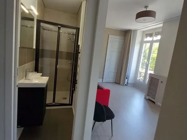 Colocation de standing de 197m2, angle Place de l'Etoile & Place Vaucanson, vue dégagée sur la 