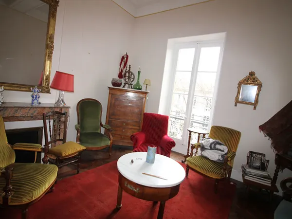 NIMES CENTRE VILLE CARREE D'ART/MAISON CARREE Bel appartement ancien de 8 pièces à rénover 