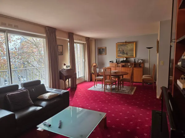 APPARTEMENT 3 PIECES TRAVERSANT AVEC DOUBLE BALCONS 