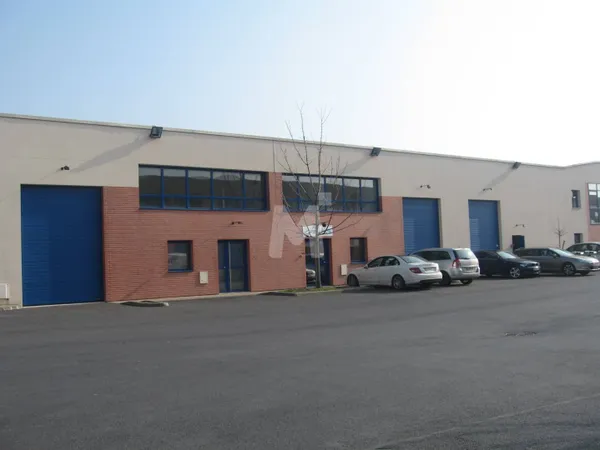 Local d'activité 952 m² 