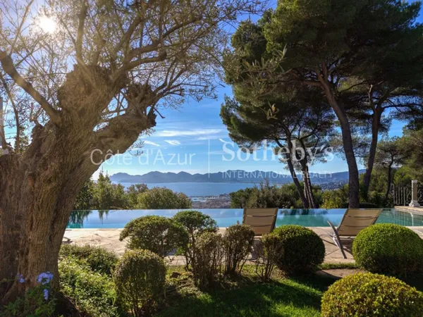 Propriété d'exception à Cannes avec vue mer, pool house et prest 