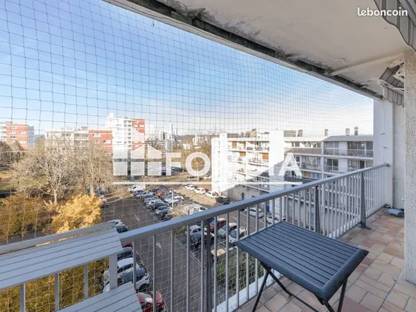 F4 proche commerces et metro 