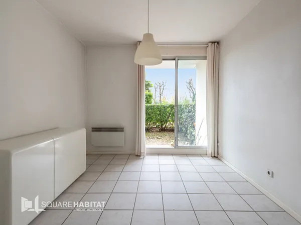EXCELLENTE OPPORTUNITÉ ! STUDIO AVEC JARDIN, PLACE DE PARKING ET CAVE. 