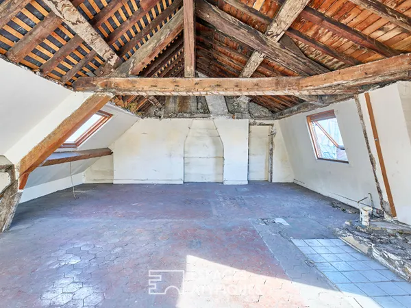 Un appartement d'artiste à réinventer, à deux pas de la Place des Vosges et du village Saint-Paul 