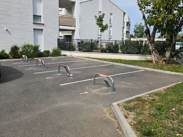 Place(s) de parking à louer, face au commissariat 