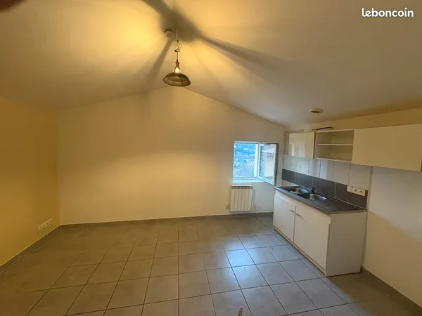 Appartement F2 1er étage , garage 