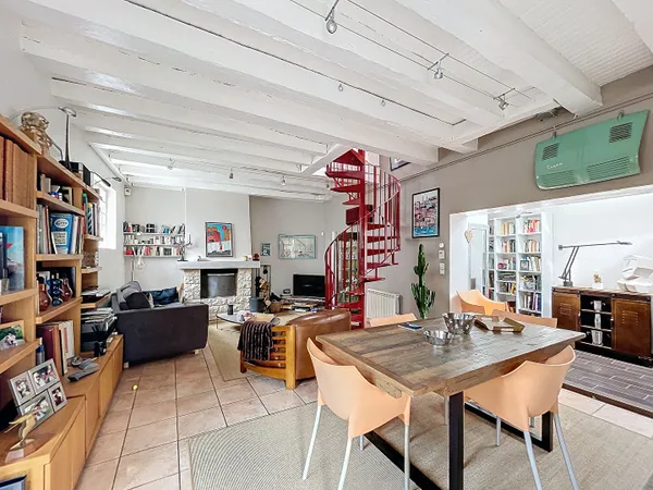 Maison 3 pièces avec cour et stationnement possible ! Un charme unique à découvrir ! 