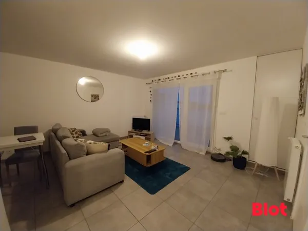 A LOUER - APPARTEMENT SUR CHARTRES DE BRETAGNE - T2 AVEC TERRASSE 