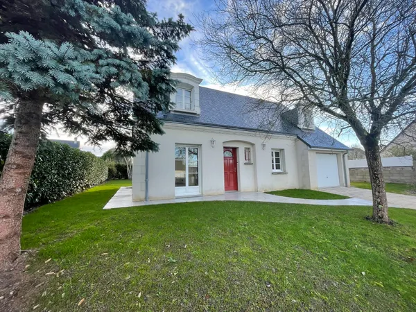 Jolie maison dans quartier agréable proche toutes commodités à pied offrant 4 chambres. 
