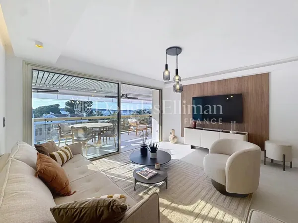 CANNES PALM BEACH - Appartement rénové avec vue mer 