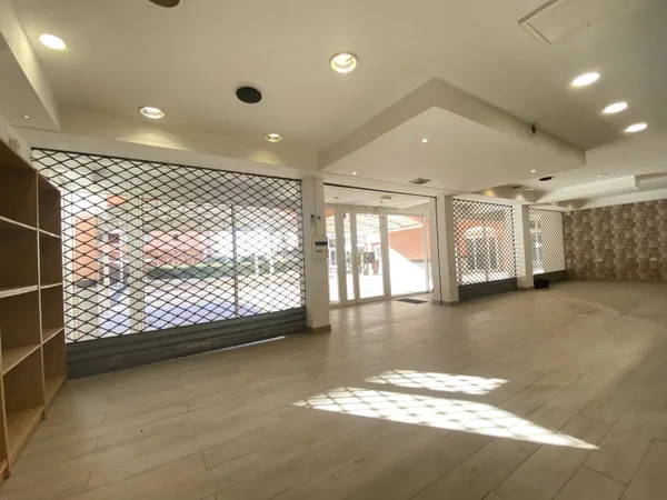 Local commercial 1 pièce 117 m² 