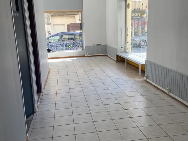 Local 3 pièces 64 m² 