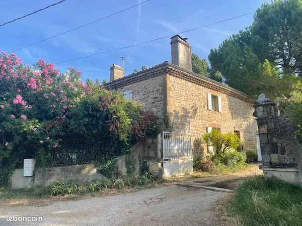 Maison 370 m² - 15 pièces - 1ha - dépendances 300 m² 