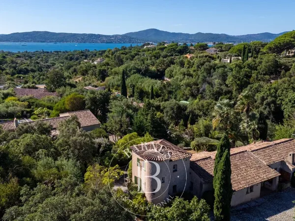 PROCHE SAINT TROPEZ - GRIMAUD - DOMAINE PRIVE - VUE MER 