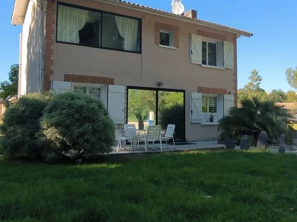 Maison avec grand garage 