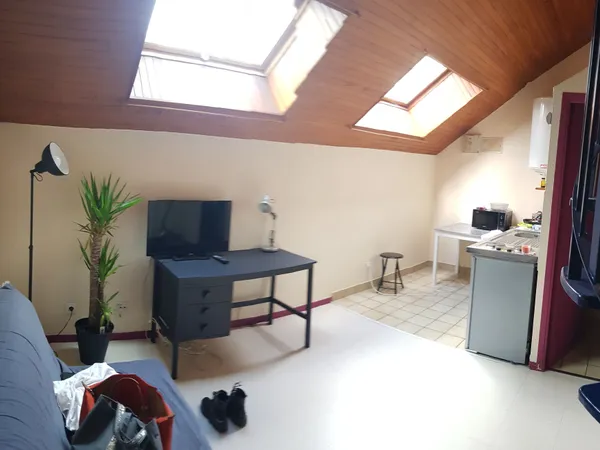 T1, MEZZANINE, 3 minutes de JAUDE, Meubles à disposition 
