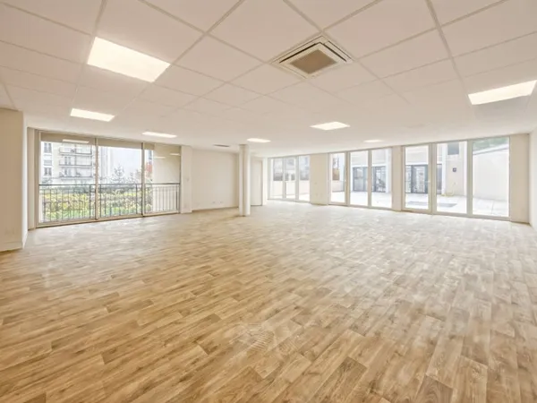 Local d'activité 700 m² 