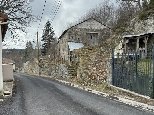 MAISON ET HANGAR A RENOVER 