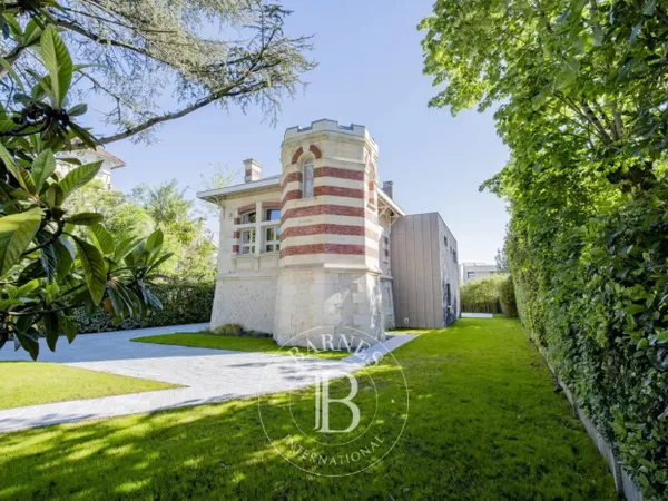 Pessac Centre - Maison de 206 m² - Jardin - Piscine - Garage 
