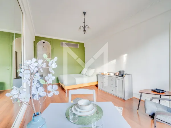 Loue appartement 30m² Madeleine - Élégant studio Art déco avec balcon 