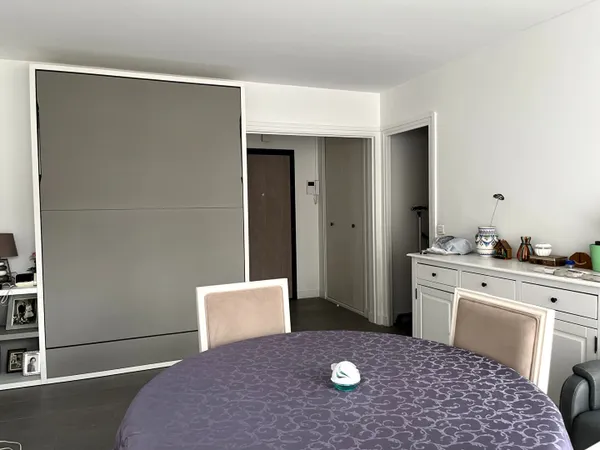 Grand studio meublé en très bon état 