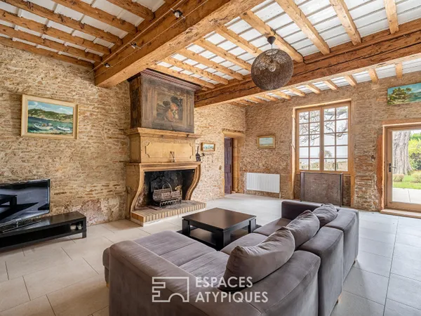 Maison en pierres dorées dans un château avec vue Mont-Blanc 