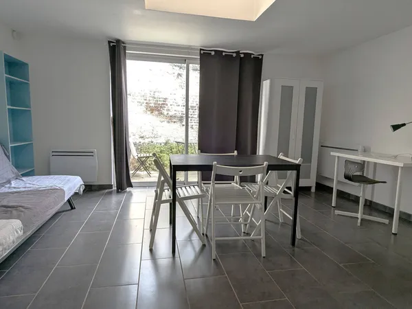 Appartement meublé 26m² avec mezzanine et cour privative - Centre-ville de Douai 