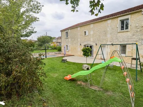 Maison en pierre de 5 pièces principales 