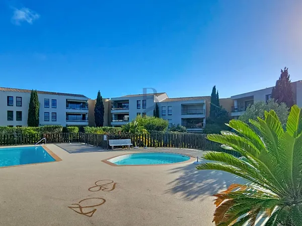 APPARTEMENT AVEC JARDIN ET TERRASSE À SAINT-RAPHAËL 