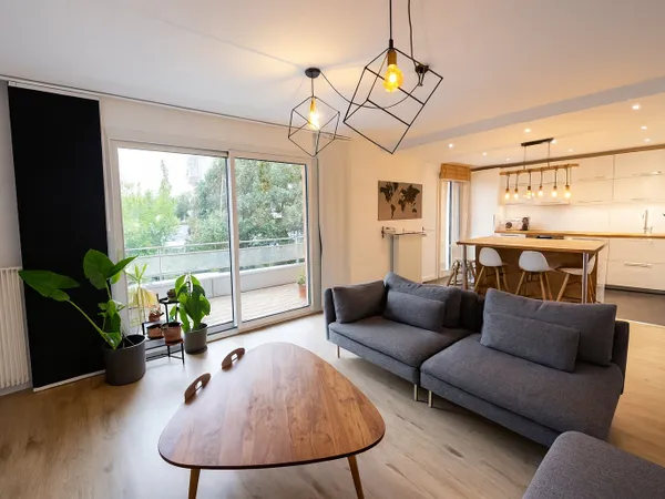 Pont des Demoiselles Beau T4 lumineux de 81,60 m2 avec bal 
