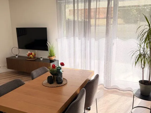 T3 meublé 70m² rénové — jardin, terrasse, garage, recharge électrique 