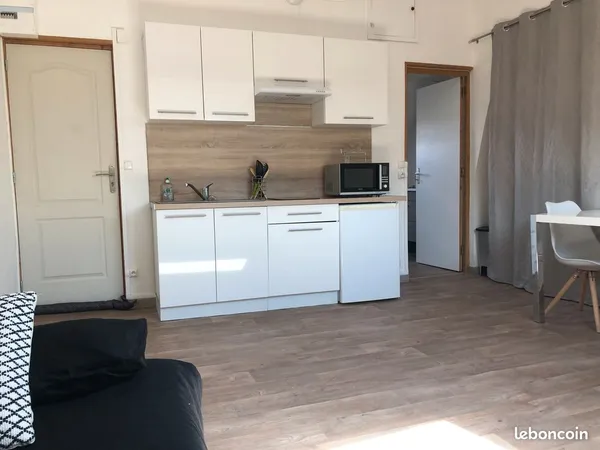 LOCATION STUDIO MEUBLE (Quartier St Anne - 500 mètres de la gare d'Amiens et du centre-ville) 