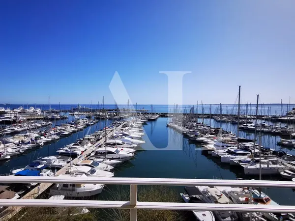 DERNIER ÉTAGE - VUE PANORAMIQUE MER ET COLLINES 