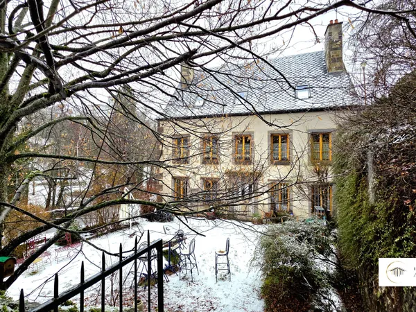 Maison bourgeoise de caractère chargée d'histoire avec terra 