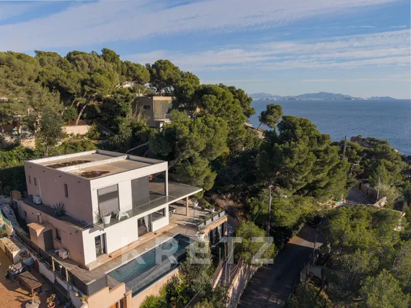 Maison contemporaine en coeur de calanque 