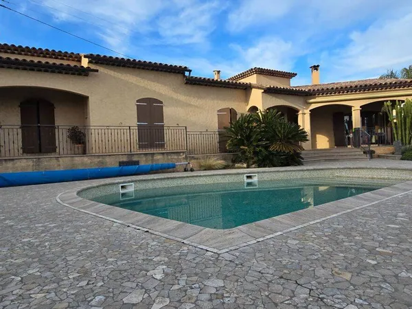 Maison de plain-pied 4 pièces 182 m² 